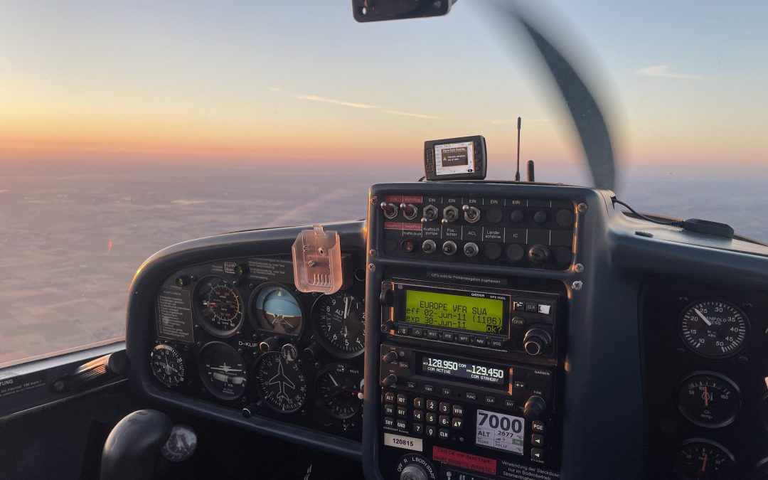 Spektakuläres Sunrise-Fliegen in die Berge